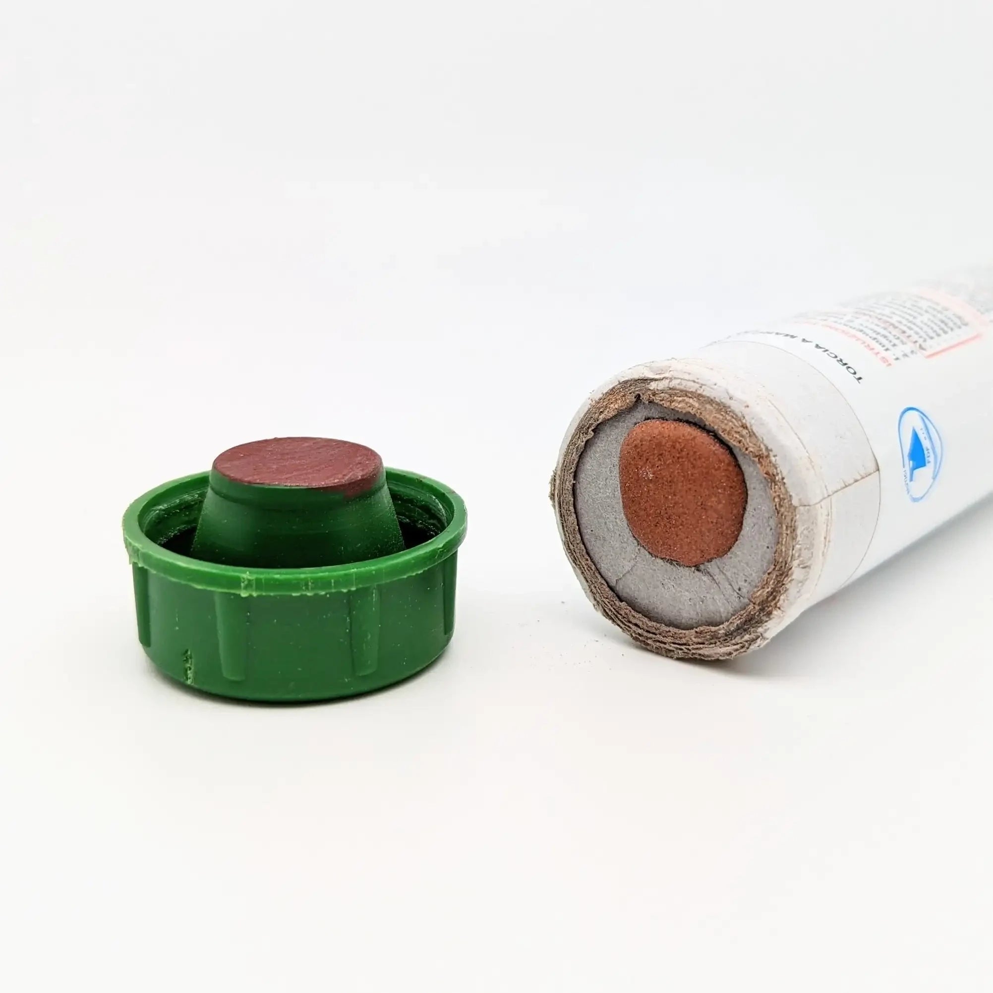 Foto der Zündungsfläche des Mr. Light Bengalos. Zu sehen ist der im Bengalo verbaute Reibzünder und die dazugehörige Anzündfläche.