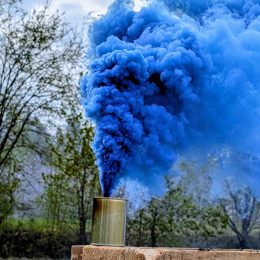 Mr. Smoke 2 Rauchtopf des Herstellers FDF s.r.l. in Aktion. Hochauflösendes Foto des Rauchtopfes in der Farbe: blau [Jetzt Rauchtöpfe bei Ultracket sichern]