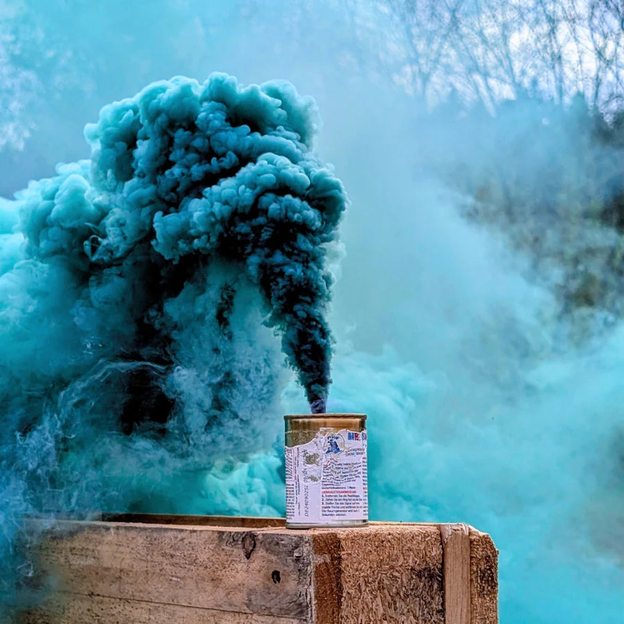 Mr. Smoke 2 Rauchtopf des Herstellers FDF s.r.l. in Aktion. Hochauflösendes Foto des Rauchtopfes in der Farbe: hellblau [Jetzt Rauchtöpfe bei Ultracket kaufen]