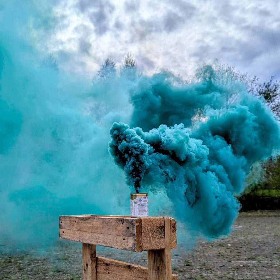Mr. Smoke 2 Rauchtopf des Herstellers FDF s.r.l. in Aktion. Hochauflösendes Foto des Rauchtopfes in der Farbe: hellblau-2 [Jetzt Rauchtöpfe bei Ultracket kaufen]