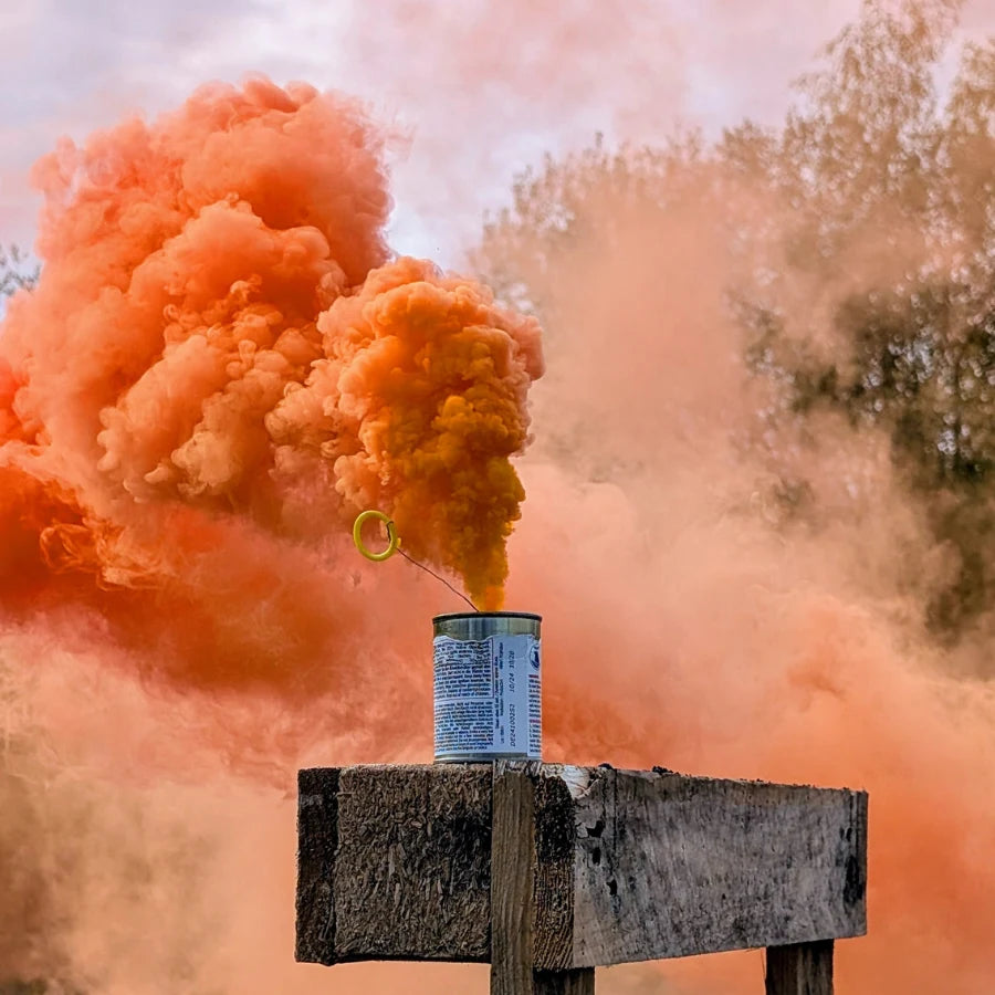 Mr. Smoke 2 Rauchtopf des Herstellers FDF s.r.l. in Aktion. Hochauflösendes Foto des Rauchtopfes in der Farbe: orange [Jetzt Rauchtöpfe bei Ultracket kaufen]