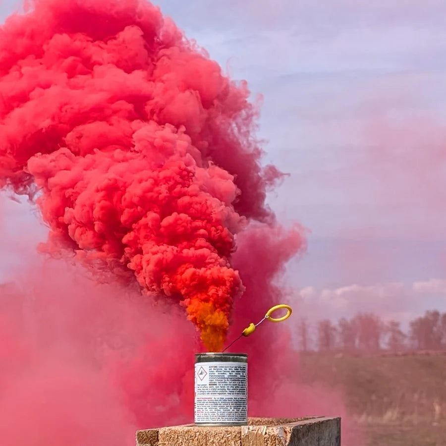 Mr. Smoke 2 Rauchtopf des Herstellers FDF s.r.l. in Aktion. Hochauflösendes Foto des Rauchtopfes in der Farbe: rot [Jetzt Rauchtöpfe bei Ultracket kaufen]