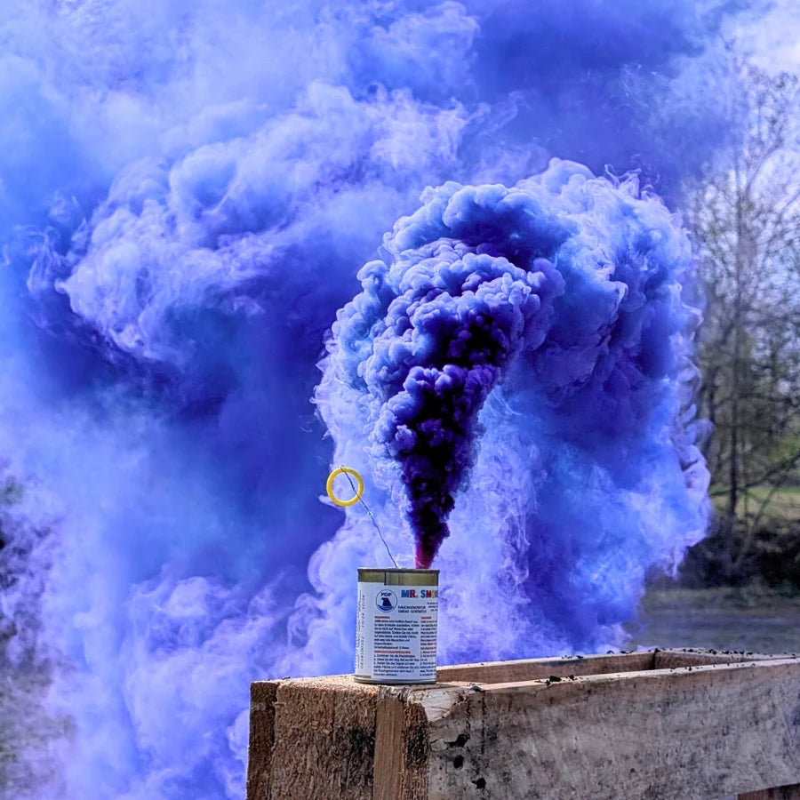 Mr. Smoke 2 Rauchtopf des Herstellers FDF s.r.l. in Aktion. Hochauflösendes Foto des Rauchtopfes in der Farbe: violett