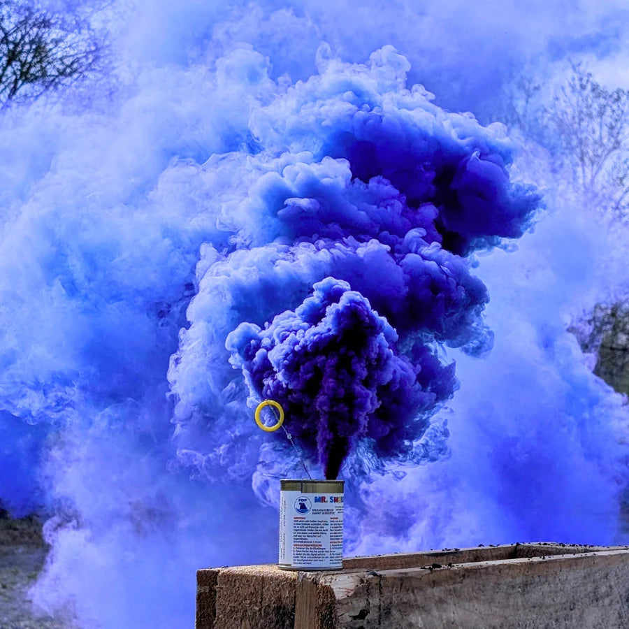 Mr. Smoke 2 Rauchtopf des Herstellers FDF s.r.l. in Aktion. Hochauflösendes Foto des Rauchtopfes in der Farbe: violett [Jetzt Rauchtöpfe bei Ultracket kaufen]