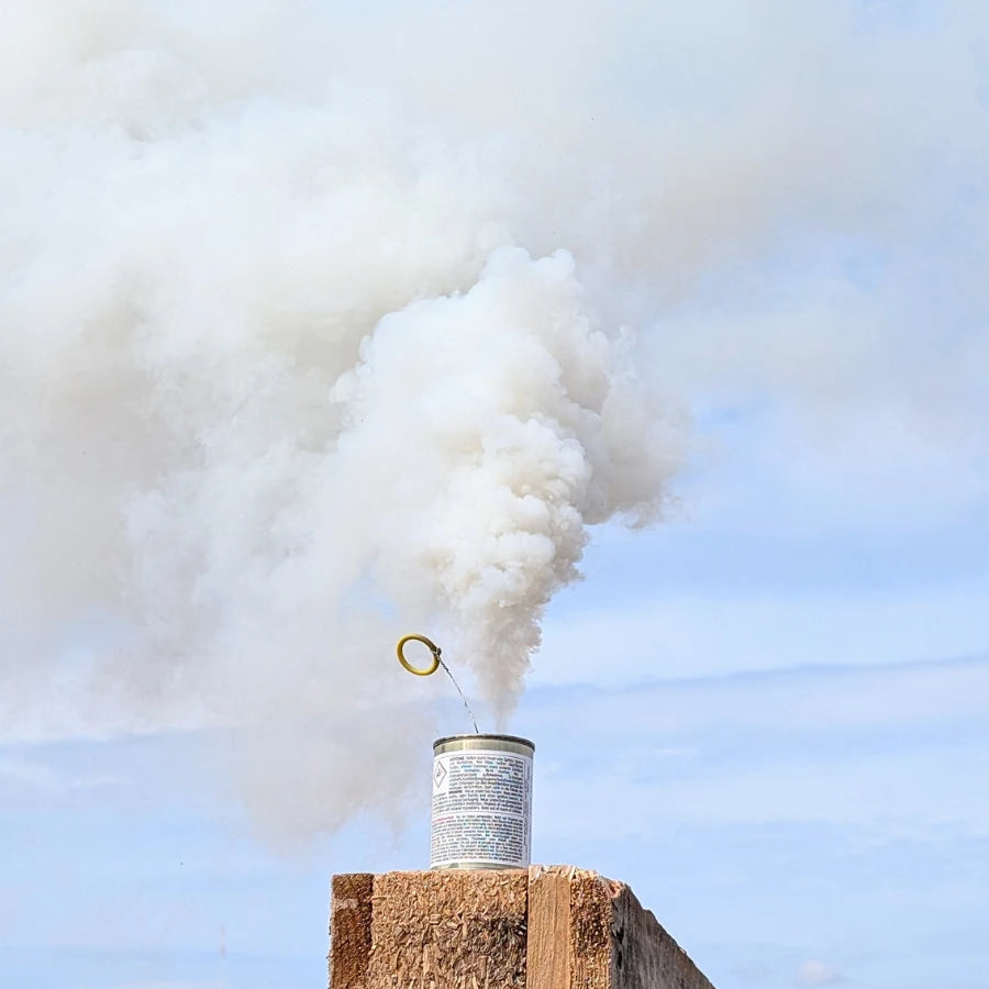 Mr. Smoke 2 Rauchtopf des Herstellers FDF s.r.l. in Aktion. Hochauflösendes Foto des Rauchtopfes in der Farbe: weiß [Jetzt Rauchtöpfe bei Ultracket kaufen]